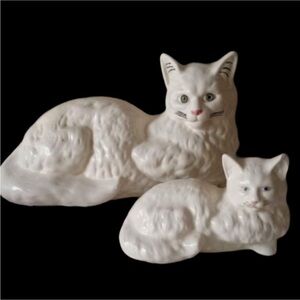 Vintage handmade ceramic cat/kitten set